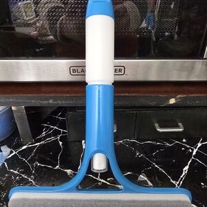 2-in-1 Spray Squeegee – Window Cleaner with Built-In Bottle & Scrub Pad